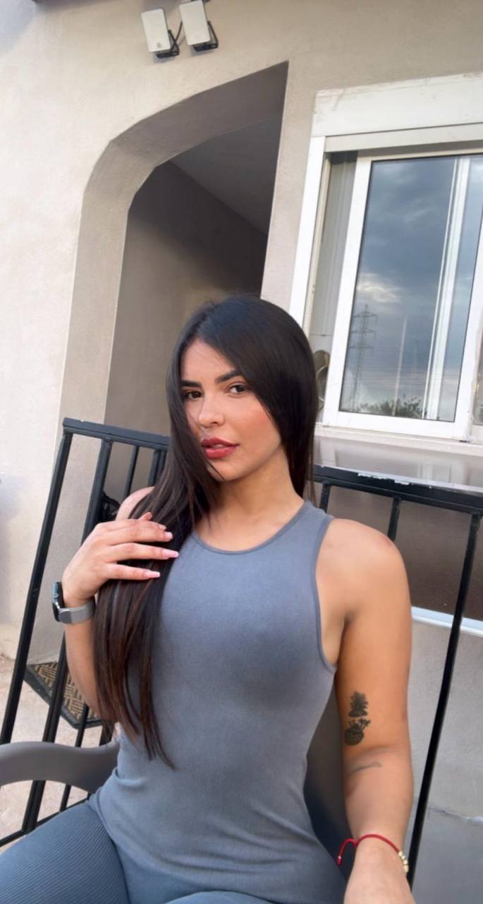 Portrait en tenue de sport devant un immeuble, lumière du jour