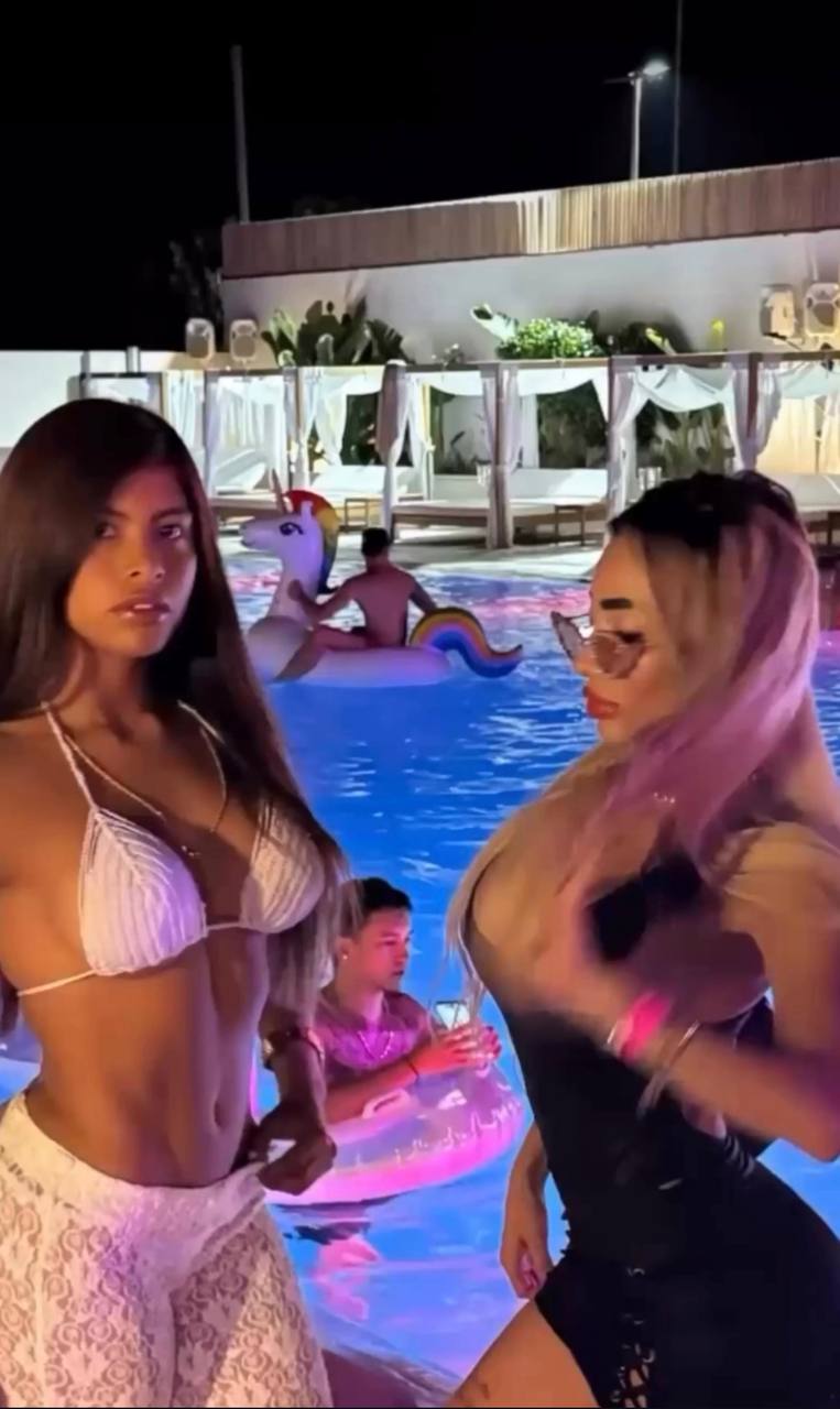 Soirée pool party en bord de piscine la nuit, ambiance festive