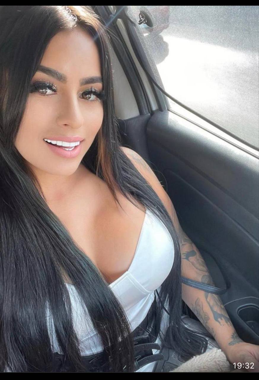 Selfie dans une voiture en pleine journée, ambiance décontractée