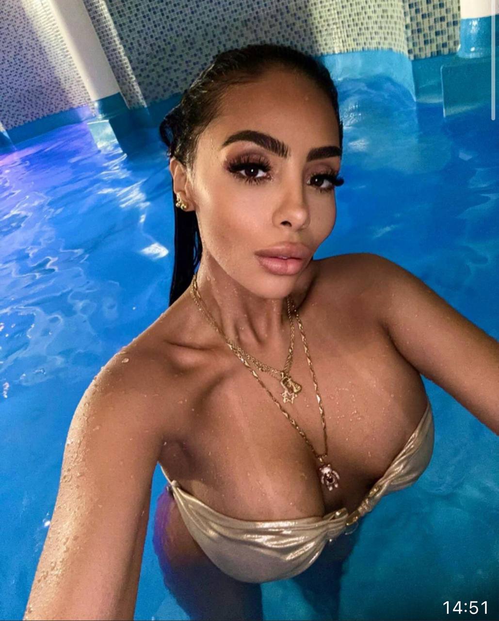 Selfie dans une piscine en tenue de bain dorée, ambiance estivale