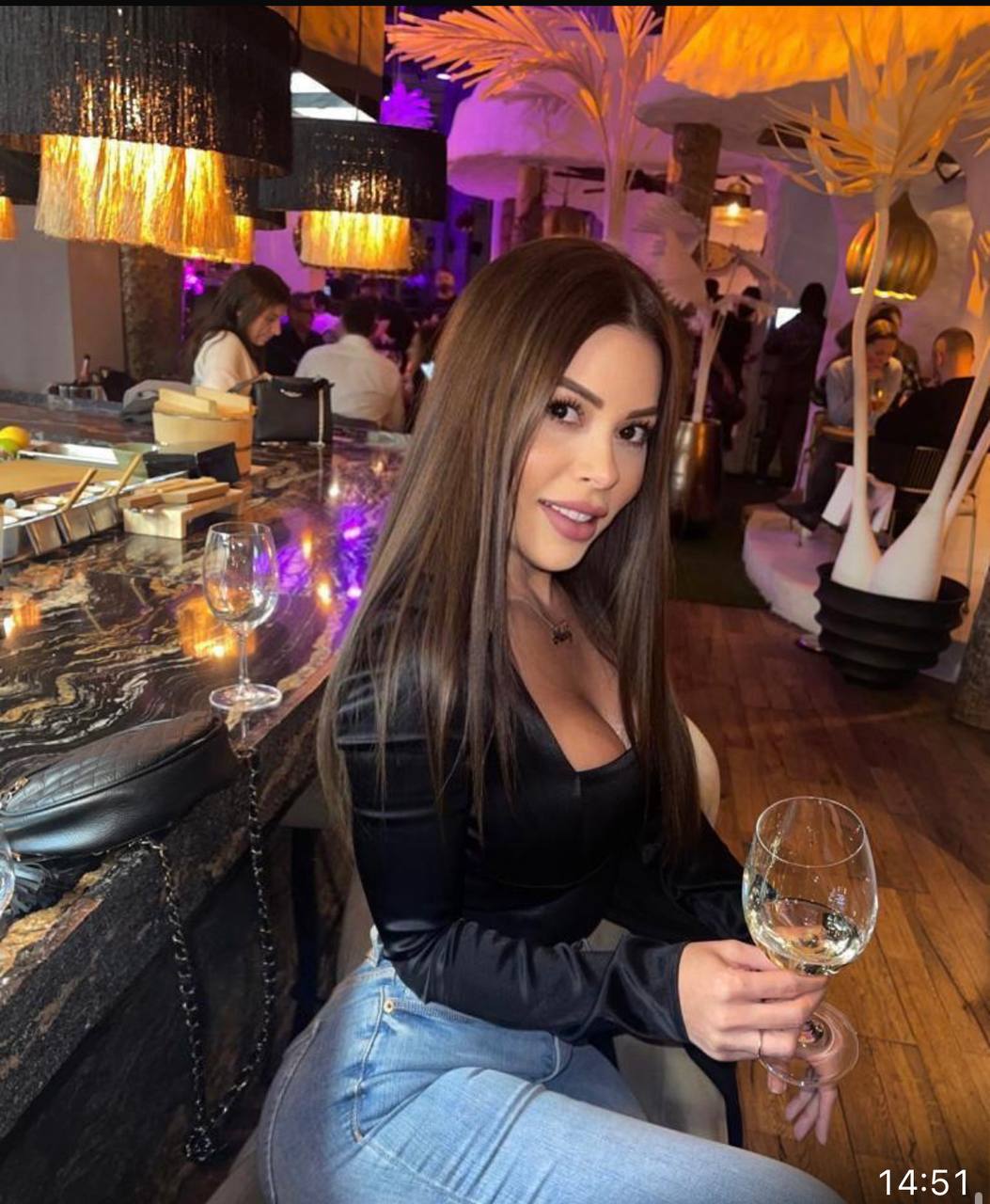 Bar-lounge chic et tamisé, verre de vin blanc au comptoir